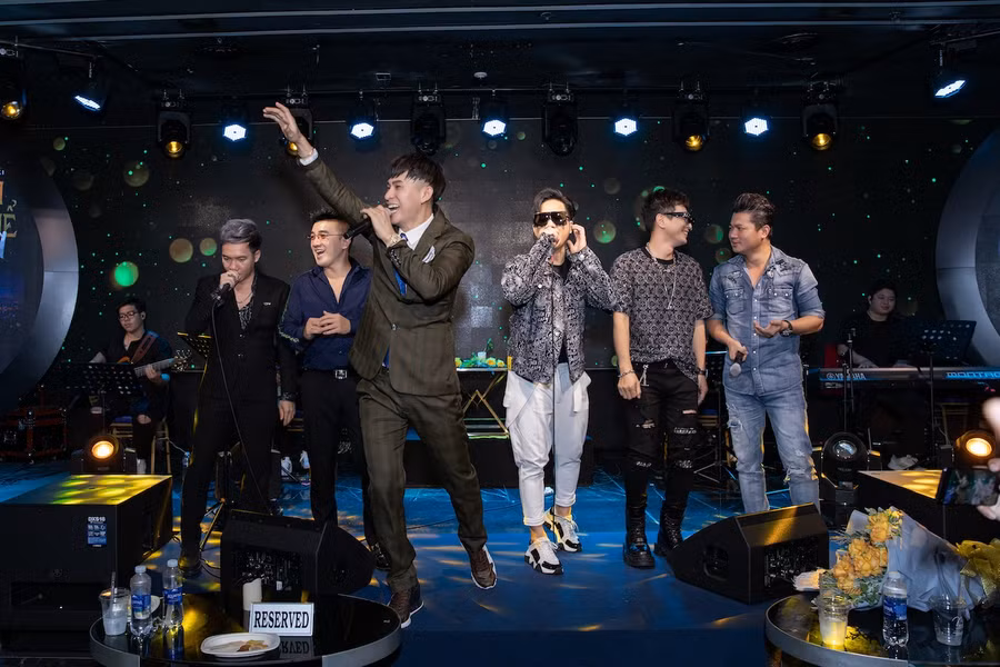  Cuối sự kiện, anh cùng các ca sĩ hòa giọng trong nhiều ca khúc từng làm nên tên tuổi của mình. Ảnh: NVCC