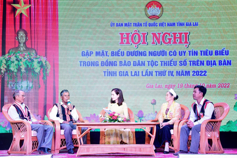 Người có uy tín tiêu biểu giao lưu, chia sẻ kinh nghiệm tại hội nghị. Ảnh: Đức Thụy Người có uy tín tiêu biểu giao lưu, chia sẻ kinh nghiệm tại hội nghị. Ảnh: Đức Thụy