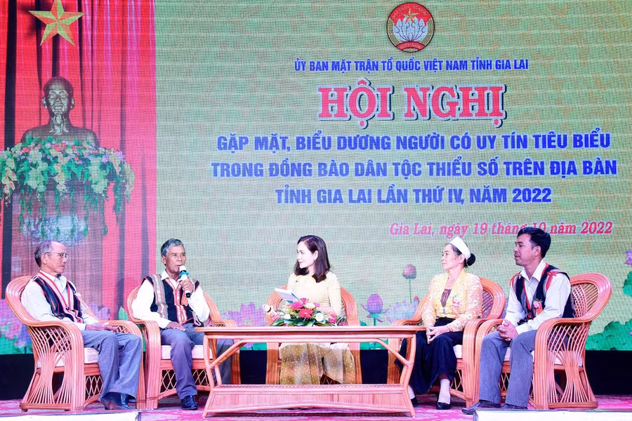 Người có uy tín tiêu biểu giao lưu, chia sẻ kinh nghiệm tại hội nghị. Ảnh: Đức Thụy Người có uy tín tiêu biểu giao lưu, chia sẻ kinh nghiệm tại hội nghị. Ảnh: Đức Thụy