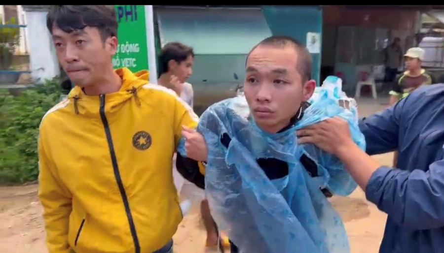 K' Duy bị bắt tại trạm thu phí Định An. Ảnh: Công an cung cấp