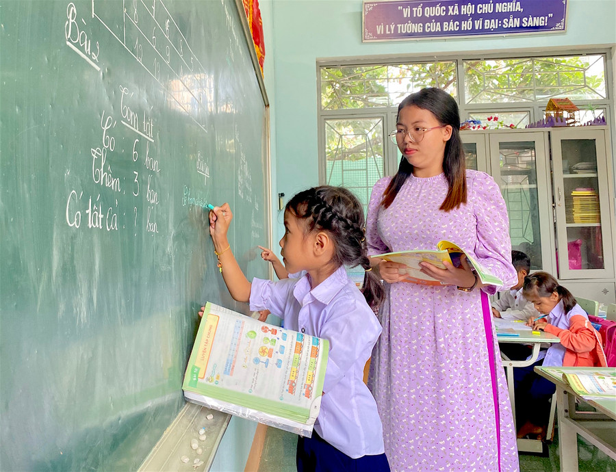 Việc tỉnh đẩy mạnh rà soát, sắp xếp mạng lưới trường lớp đã góp phần đáng kể trong việc giải quyết bài toán thiếu giáo viên. Ảnh: Mộc Trà