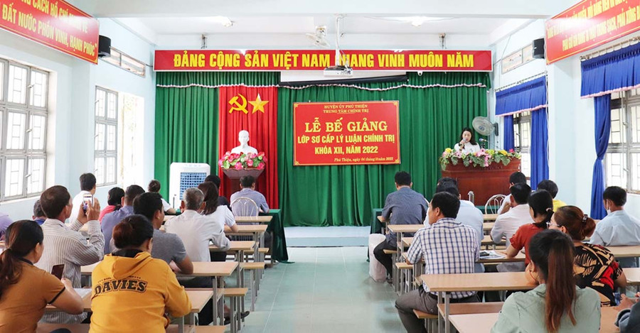 Quang cảnh lễ bế giảng lớp sơ cấp lý luận chính trị tại huyện Phú Thiện. Ảnh: Ngọc Anh  Quang cảnh lễ bế giảng lớp sơ cấp lý luận chính trị tại huyện Phú Thiện. Ảnh: Ngọc Anh