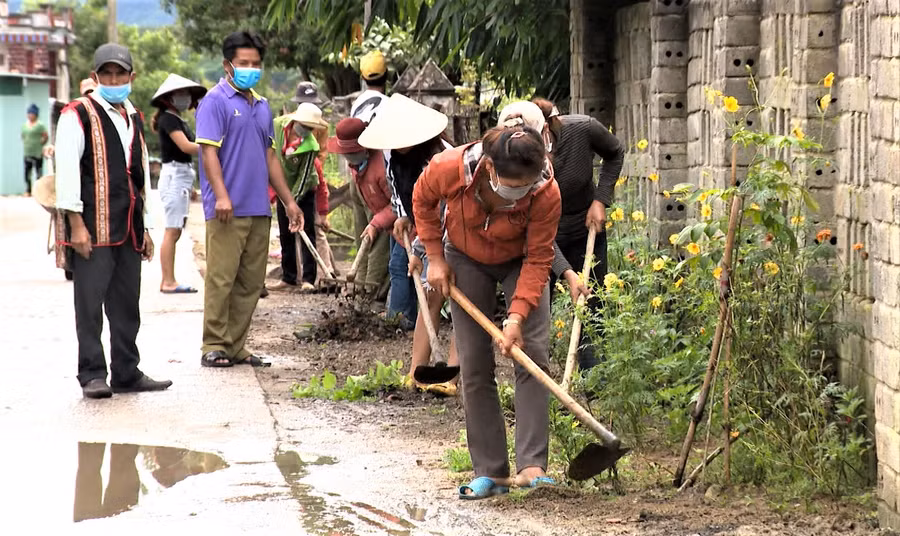 Già làng Đônh vận động nhân dân dọn vệ sinh sạch đẹp. Ảnh: Hà Đức Thành Già làng Đônh vận động nhân dân dọn vệ sinh sạch đẹp. Ảnh: Hà Đức Thành