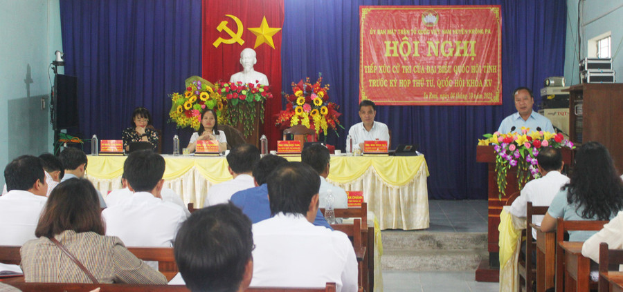 Quang cảnh buổi tiếp xúc cử tri. Ảnh: Vũ Chi Phó Bí thư Thường trực Tỉnh ủy, Trưởng đoàn đại biểu Quốc hội tỉnh Châu Ngọc Tuấn (thứ 3 từ phải sang) trò chuyện với cử tri xã Ia Rsai, huyện Krông Pa. Ảnh: Vũ Chi Phó Bí thư Thường trực Tỉnh ủy, Trưởng đoàn đại biểu Quốc hội tỉnh Châu Ngọc Tuấn (thứ 3 từ phải sang) trò chuyện với cử tri xã Ia Rsai, huyện Krông Pa. Ảnh: Vũ Chi