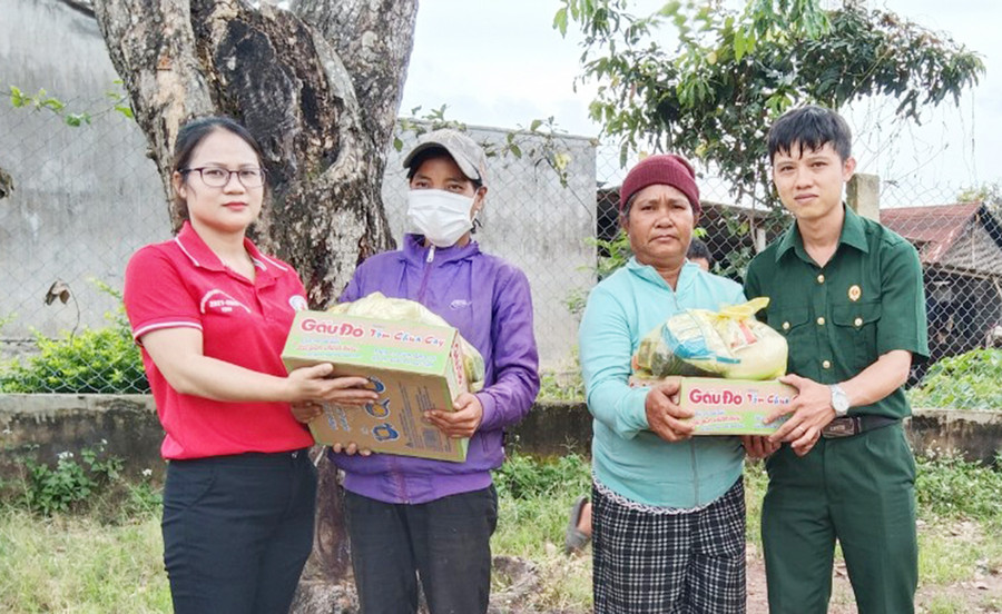 Đoàn công tác tặng quà cho người nghèo, khó khăn xã Đak Ta Ley, huyện Mang Yang. Ảnh: Hồng Ngọc  Đoàn công tác tặng quà cho người nghèo, khó khăn xã Đak Ta Ley, huyện Mang Yang. Ảnh: Đoàn công tác tặng quà cho người nghèo, khó khăn xã Đak Ta Ley, huyện Mang Yang. Ảnh: Hồng Ngọc