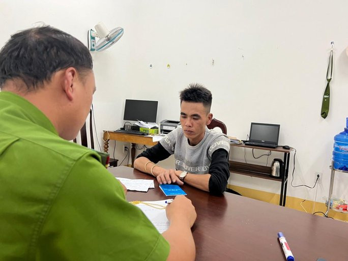 Nghi phạm cướp tiệm vàng bị bắt giữ sau ít giờ gây án. Nghi phạm cướp tiệm vàng bị bắt giữ sau ít giờ gây án.