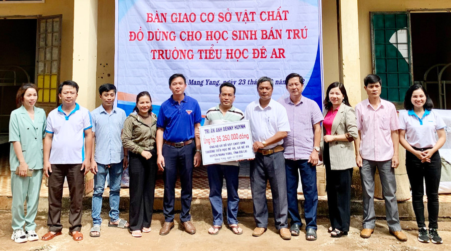 Đại diện Mạnh thường quân, Huyện Đoàn Mang Yang, Quỹ Hỗ trợ bệnh nhân nghèo Gia Lai trao các vật dụng thiết yếu cho Trường Tiểu học Đê Ar sáng 23-10 vừa qua. Ảnh: Như Nguyện