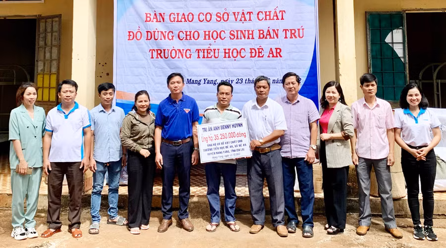 Đại diện Mạnh thường quân, Huyện Đoàn Mang Yang, Quỹ Hỗ trợ bệnh nhân nghèo Gia Lai trao các vật dụng thiết yếu cho Trường Tiểu học Đê Ar sáng 23-10 vừa qua. Ảnh: Như Nguyện
