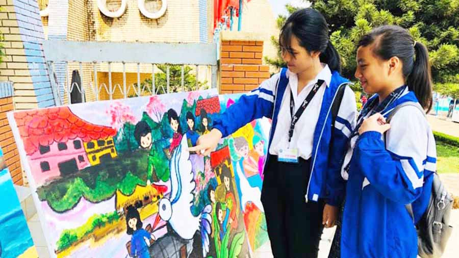 Các em học sinh tham quan triển lãm tại hội thi vẽ tranh chủ đề “Ước mơ của em” do Nhà Thiếu nhi TP. Pleiku phối hợp với Phòng Giáo dục và Đào tạo thành phố tổ chức. Ảnh: Thủy Bình Các em học sinh tham quan triển lãm tại hội thi vẽ tranh chủ đề “Ước mơ của em” do Nhà Thiếu nhi TP. Pleiku phối hợp với Phòng Giáo dục và Đào tạo thành phố tổ chức. Ảnh: Thủy Bình