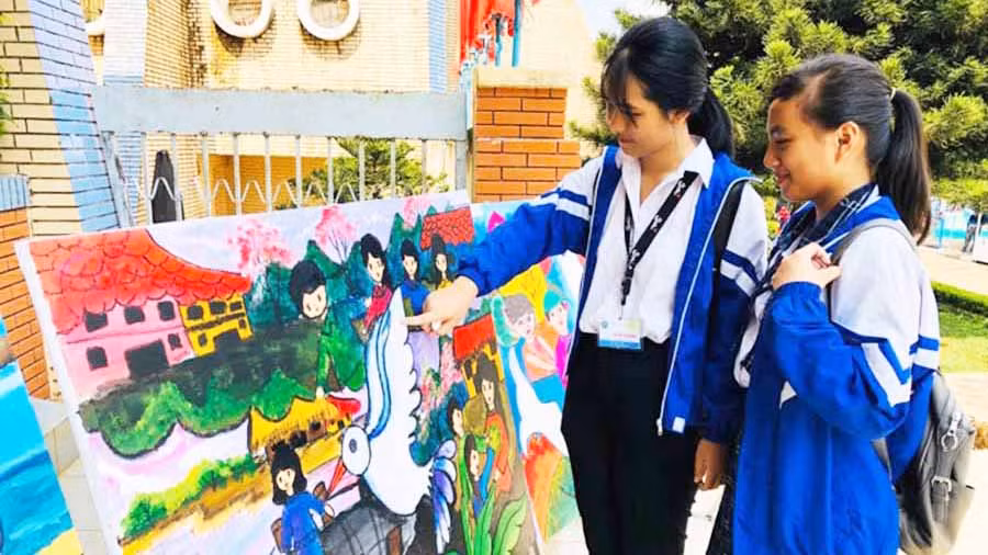 Các em học sinh tham quan triển lãm tại hội thi vẽ tranh chủ đề “Ước mơ của em” do Nhà Thiếu nhi TP. Pleiku phối hợp với Phòng Giáo dục và Đào tạo thành phố tổ chức. Ảnh: Thủy Bình