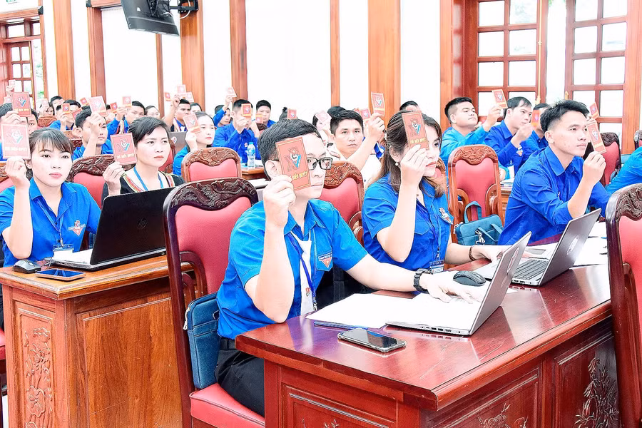 Các đại biểu biểu quyết thông qua danh sách nhân sự giới thiệu bầu Ban Chấp hành Tỉnh Đoàn khóa XV. Ảnh: Đức Thụy