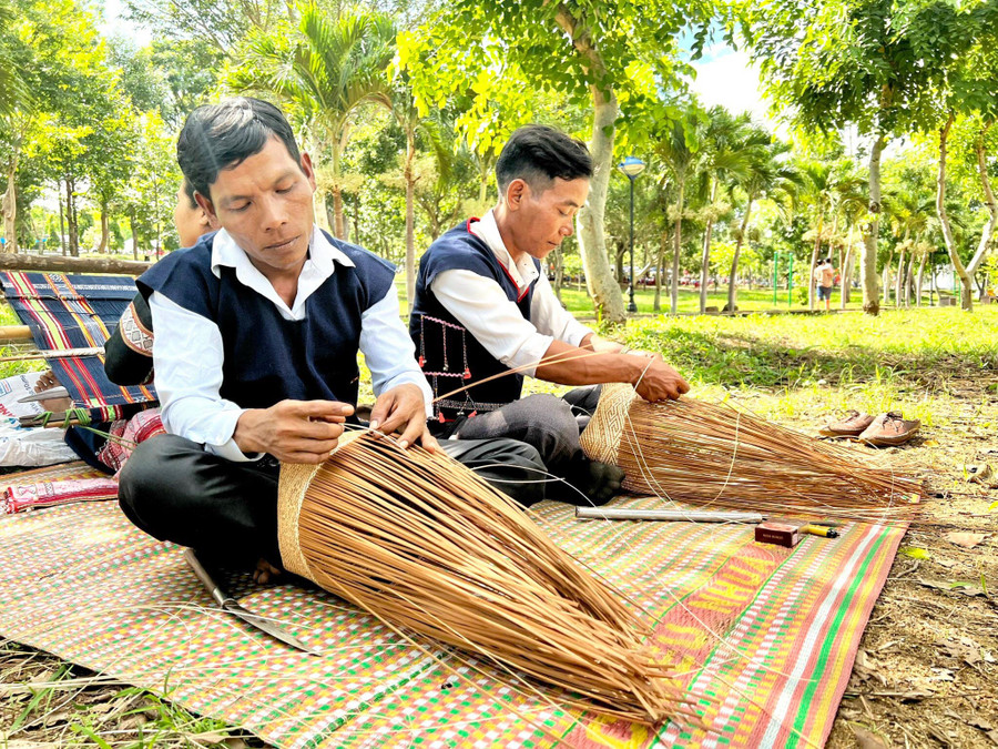 Các nghệ nhân trình diễn đan gùi tại Ngày hội du lịch huyện Kbang năm 2022. Ảnh: Ngọc Minh