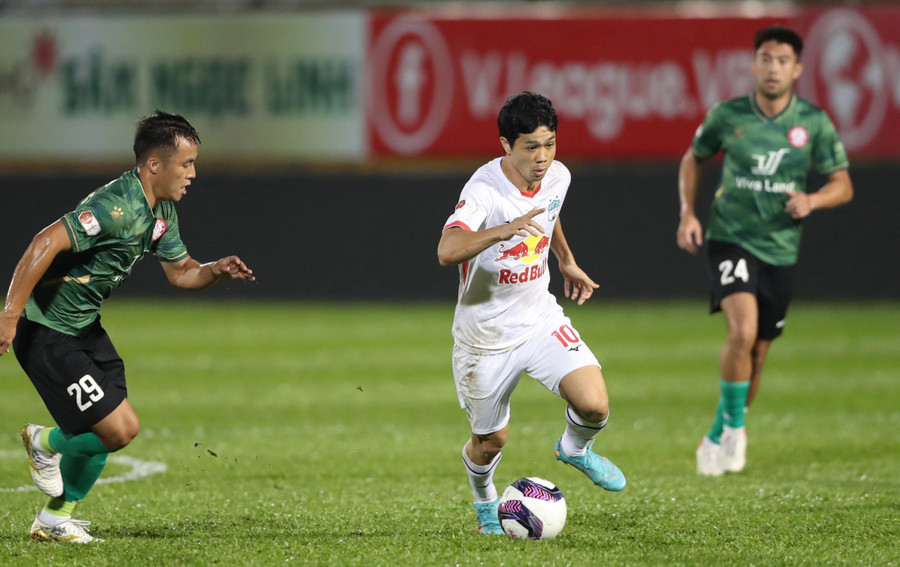 Công Phượng và đồng đội đã tiếp tục nếm trải thất bại ngay trên sân Pleiku Ảnh Văn Ngọc