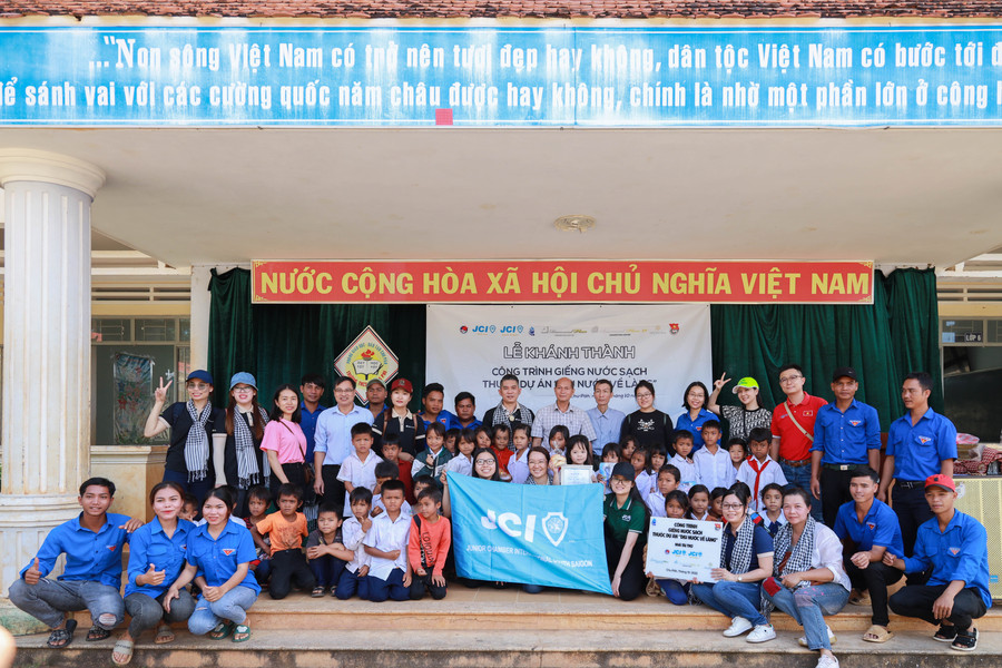 JCI South Saigon phối hợp Huyện Đoàn Chư Păh tổ chức lễ khánh thành công trình giếng nước sạch thuộc dự án “Địu nước về làng” cho Trường THCS số 2 Ia Phí. Ảnh: Nhi Nguyễn JCI South Saigon phối hợp Huyện Đoàn Chư Păh tổ chức lễ khánh thành công trình giếng nước sạch thuộc dự án “Địu nước về làng” cho Trường THCS số 2 xã Ia Phí. Ảnh: Nhi Nguyễn