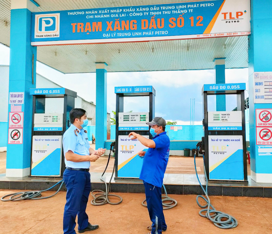 Lực lượng Quản lý thị trường tăng cường kiểm tra, giám sát các cửa hàng xăng dầu trên toàn tỉnh. Ảnh: Diệp Thảo Lực lượng Quản lý thị trường tăng cường kiểm tra, giám sát các cửa hàng xăng dầu trên toàn tỉnh. Ảnh: Diệp Thảo