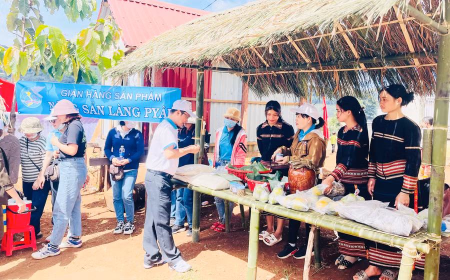 Giải Việt dã là cơ hội để người dân làng Pờ Yầu quảng bá nông sản địa phương. Ảnh: Trần Dung