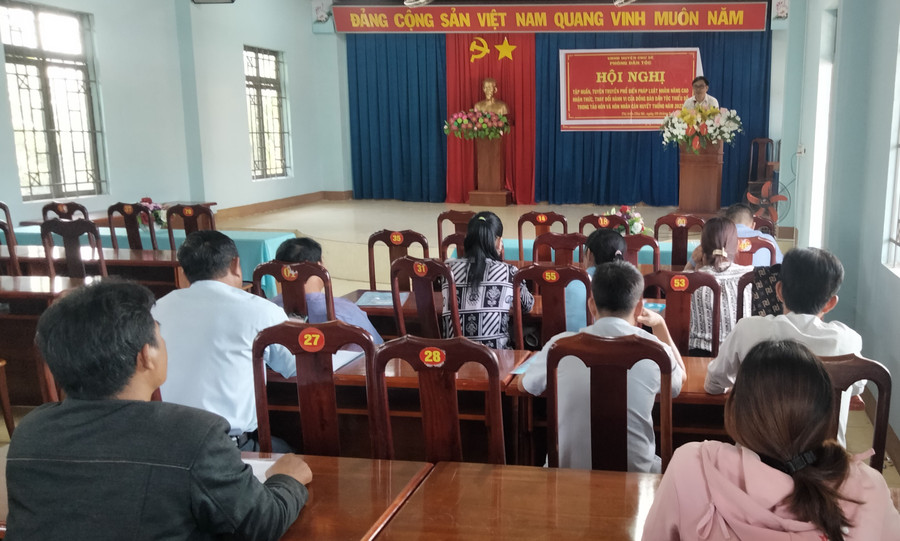 Quang cảnh “Hội nghị tập huấn, tuyền truyền phổ biến pháp luật nhằm nâng cao nhận thức, thay đổi hành vi của đồng bào DTTS trong tảo hôn và hôn nhân cận huyết thống năm 2022”. Ảnh: Hoàng Minh Quang cảnh “Hội nghị tập huấn, tuyền truyền phổ biến pháp luật nhằm nâng cao nhận thức, thay đổi hành vi của đồng bào DTTS trong tảo hôn và hôn nhân cận huyết thống năm 2022”. Ảnh: Hoàng Minh