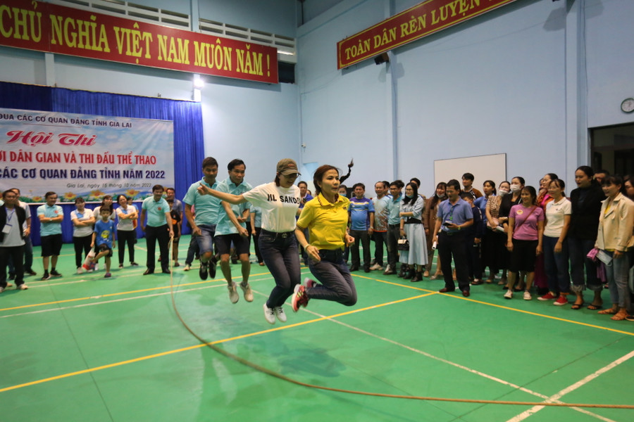 Các VĐV thích thú với thử thách trong trò chơi nhảy dây tập thể Ảnh: Văn Ngọc