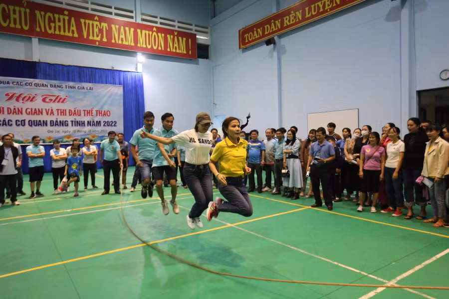 Các VĐV thích thú với thử thách trong trò chơi nhảy dây tập thể Ảnh: Văn Ngọc