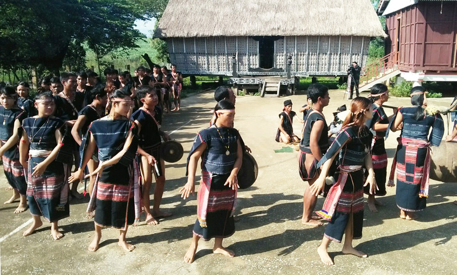 Làng Mơ Hra-Đáp (xã Kông Lơng Khơng) duy trì các lễ hội truyền thống để phục vụ khách du lịch. Ảnh: Minh Ngân Làng Mơ Hra-Đáp (xã Kông Lơng Khơng) duy trì các lễ hội truyền thống để phục vụ khách du lịch. Ảnh: Minh Ngân