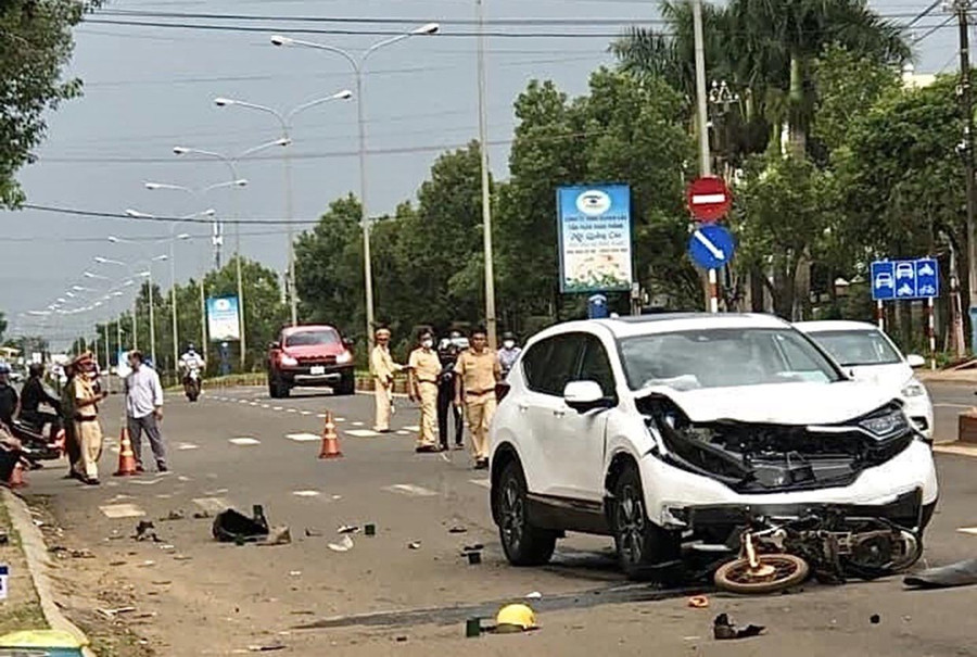  Hiện trường vụ TNGT tại đường Lê Duẩn (phường Thắng Lợi, TP. Pleiku) khiến 3 em nhỏ tử vong. Ảnh: Hạ Vy