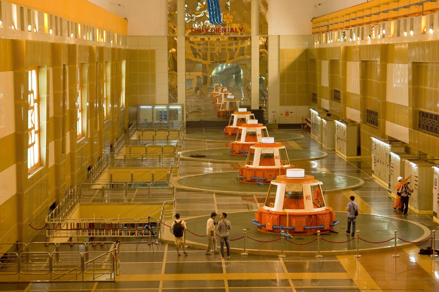 Du khách tham quan gian máy ngầm Thủy điện Ia Ly. Ảnh: Huy Tịnh