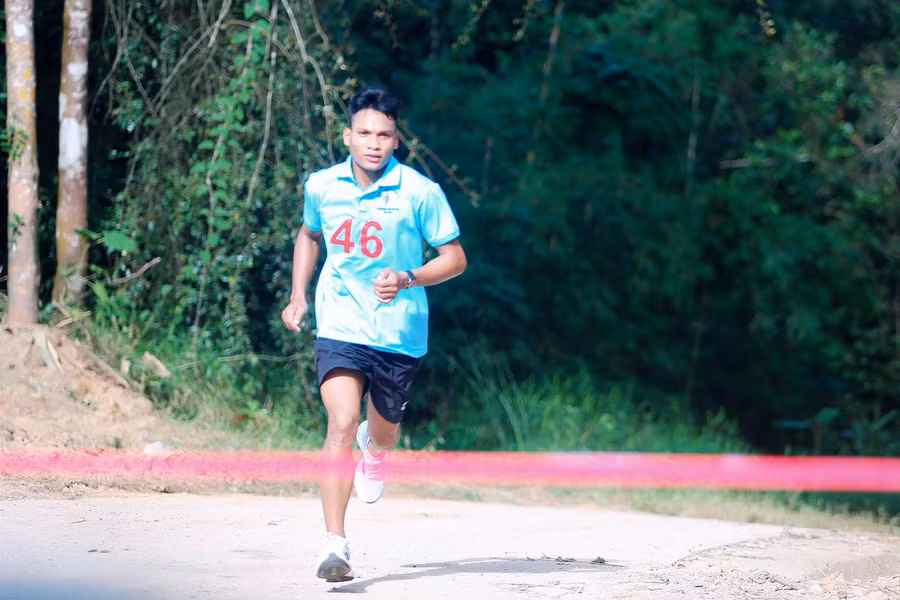 Vận động viên Đinh Nhinh (làng Leng Tô, thị trấn Đak Pơ, huyện Đak Pơ) đạt giải nhất cá nhân nam. Ảnh: Đức Thụy