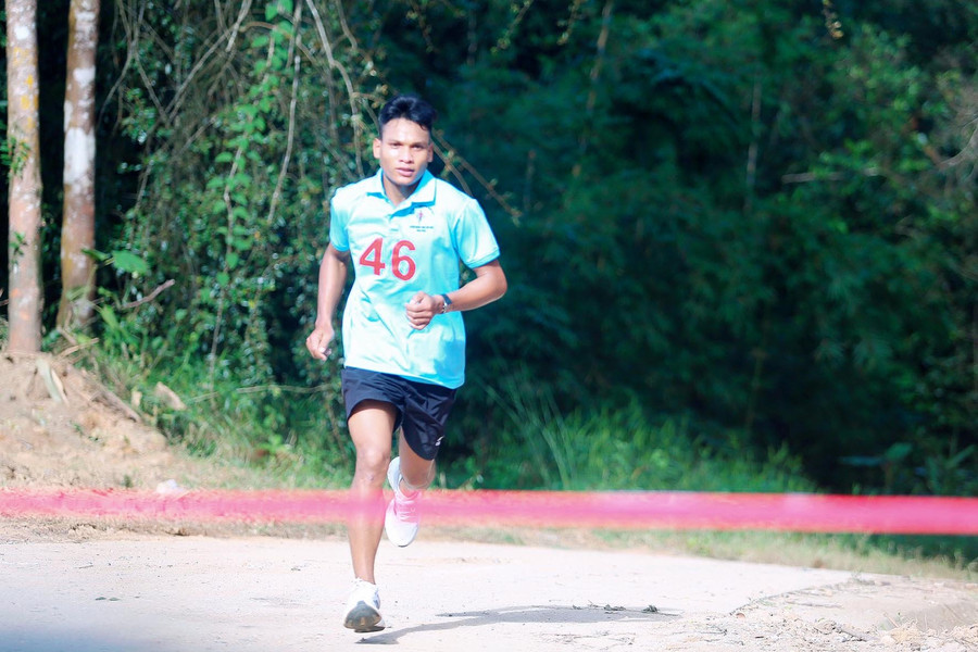 Vận động viên Đinh Nhinh (làng Leng Tô, thị trấn Đak Pơ, huyện Đak Pơ) đạt giải nhất cá nhân nam. Ảnh: Đức Thụy