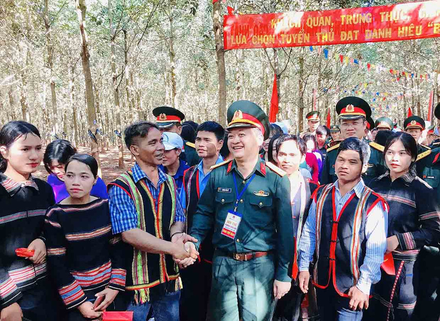 Cán Bộ Binh đoàn 15 trao đổi kinh nghiệm sản xuất cho bà con địa phương. Ảnh: Lê Quang