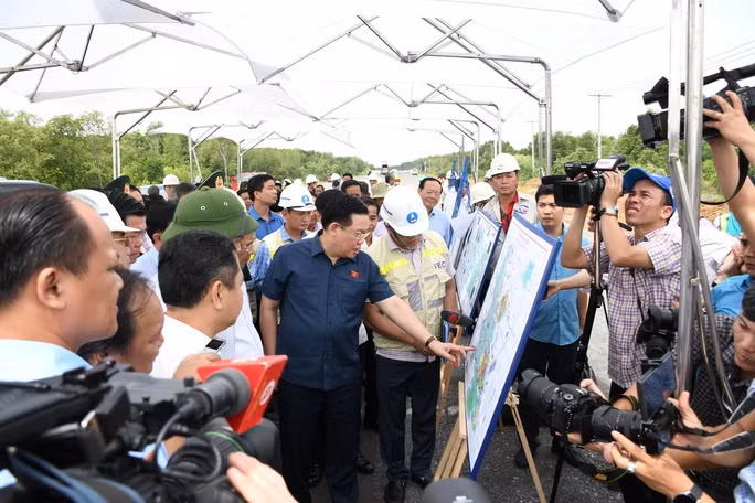 Cũng trong ngày, Chủ tịch Quốc hội Vương Đình Huệ thị sát đường cao tốc Bến Lức-Long Thành