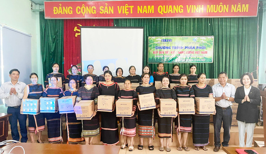  Đại diện Hội LHPN tỉnh, lãnh đạo Đảng ủy xã Ia Dêr, huyện Ia Grai trao tặng bếp đun tiết kiệm năng lượng cho hội viên phụ nữ xã Ia Dêr. Ảnh: Phan Thương