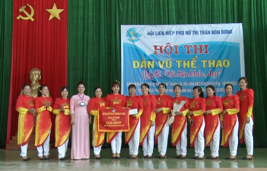 Với phần thể hiện xuất sắc đội tổ dân phố 6 đã giành giải nhất tại hội thi. Ảnh: Minh Hoàn