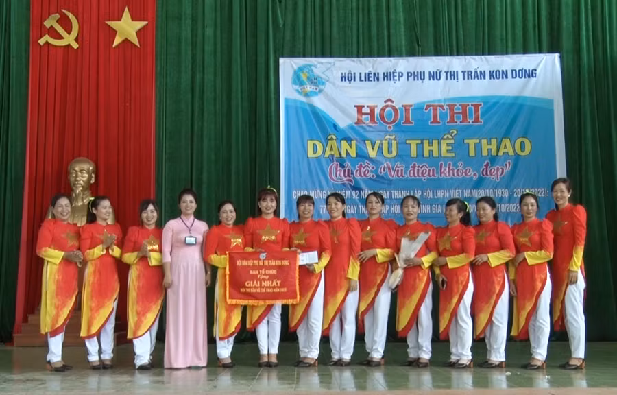 Với phần thể hiện xuất sắc đội tổ dân phố 6 đã giành giải nhất tại hội thi. Ảnh: Minh Hoàn