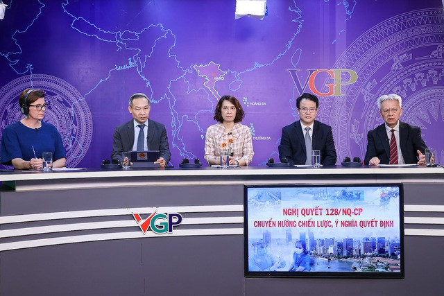 Các khách mời tham dự Tọa đàm. Ảnh: VGP/Nhật Bắc Các khách mời tham dự Tọa đàm (từ trái sang): Tiến sĩ Angela Pratt, Trưởng đại diện WHO tại Việt Nam; TS. Phan Đức Hiếu, Ủy viên Thường trực Ủy ban Kinh tế của Quốc hội; bà Nguyễn Thị Liên Hương, Thứ trưởng Bộ Y tế; ông Trần Quốc Phương, Thứ trưởng Bộ Kế hoạch và Đầu tư; TS. Nguyễn Sĩ Dũng, nguyên Phó Chủ nhiệm Văn phòng Quốc hội - Ảnh: VGP/Nhật Bắc