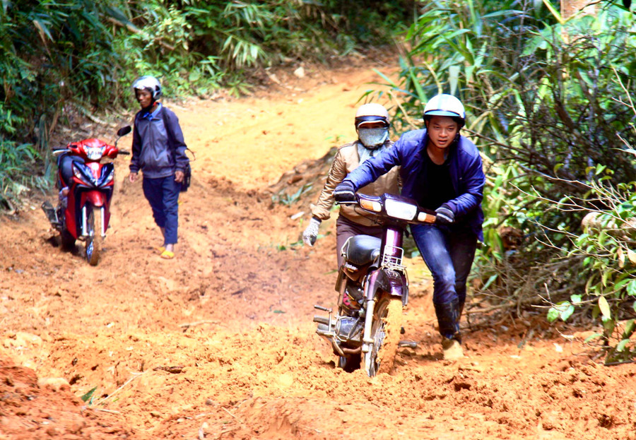 Vào mùa mưa lũ, các thầy cô giáo rất vất vả mới có thể vào được điểm trường ở ngôi làng nằm “giữa lưng chừng trời” Pờ Yầu gieo chữ cho các em học sinh. Ảnh: Minh Nguyễn