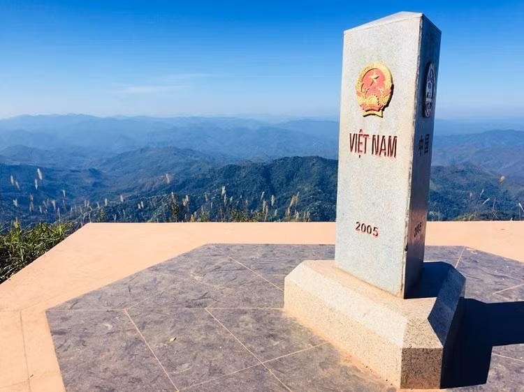 Cột mốc ngã ba Đông Dương. Ảnh: Vietrektravel