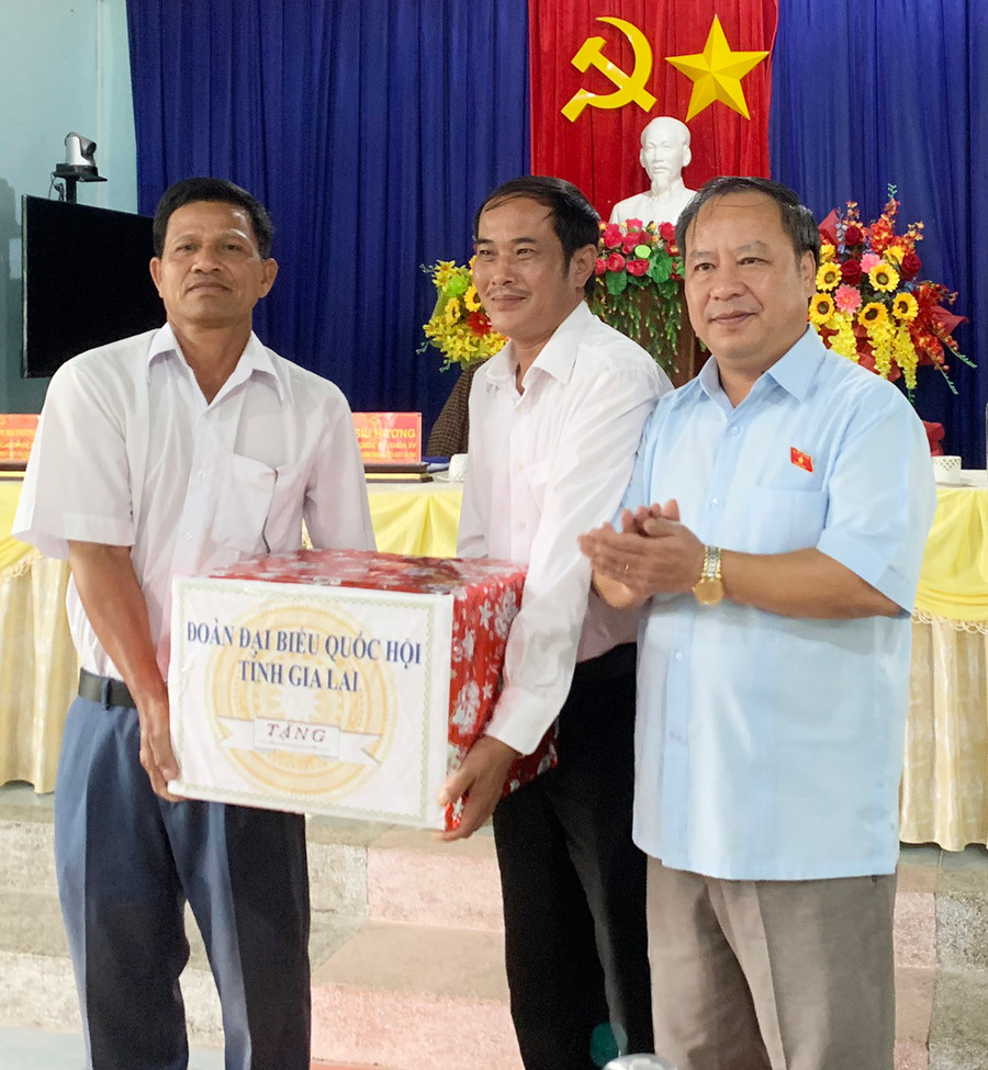 Phó Bí thư Thường trực Tỉnh ủy, Trưởng đoàn đại biểu Quốc hội tỉnh Châu Ngọc Tuấn (bìa phải) tặng quà cho Nhân dân và cán bộ xã Ia Rsai, huyện Krông Pa. Ảnh: Ảnh: Vũ Chi Phó Bí thư Thường trực Tỉnh ủy, Trưởng đoàn đại biểu Quốc hội tỉnh Châu Ngọc Tuấn (bìa phải) tặng quà cho Nhân dân và cán bộ xã Ia Rsai, huyện Krông Pa. Ảnh: Ảnh: Vũ Chi
