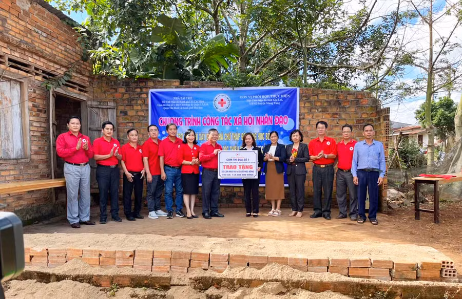 Hội Chữ thập đỏ Cụm thi đua số 1 hỗ trợ kinh phí xây nhà Chữ thập đỏ cho hộ nghèo. Ảnh: Hồng Ngọc Hội Chữ thập đỏ cụm thi đua số 1-trực thuộc Hội Chữ thập đỏ thành phố Hồ Chí Minh hỗ trợ kinh phí xây nhà Chữ thập đỏ và tặng học bổng cho học sinh khó khăn huyện Mang Yang. Ảnh: Hồng Ngọc