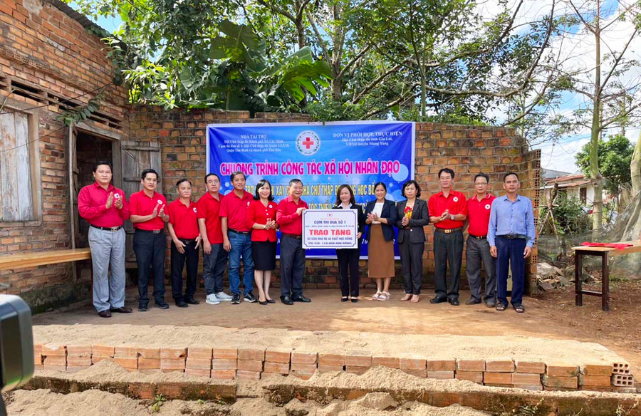  Hội Chữ thập đỏ cụm thi đua số 1-trực thuộc Hội Chữ thập đỏ thành phố Hồ Chí Minh hỗ trợ kinh phí xây nhà Chữ thập đỏ và tặng học bổng cho học sinh khó khăn huyện Mang Yang. Ảnh: Hồng Ngọc