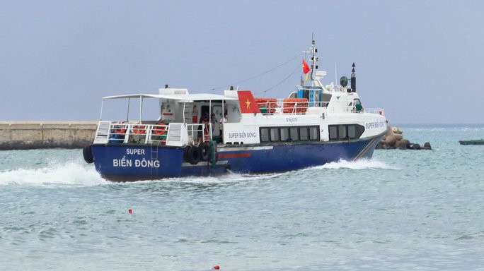 Tàu cao tốc rời vũng neo trú tàu thuyền chở bệnh nhân sốt xuất huyết đi cấp cứu khi thời tiết xấu