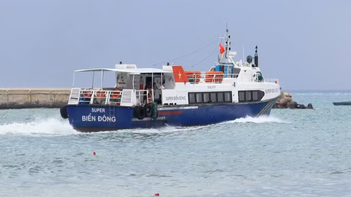 Tàu cao tốc rời vũng neo trú tàu thuyền chở bệnh nhân sốt xuất huyết đi cấp cứu khi thời tiết xấu