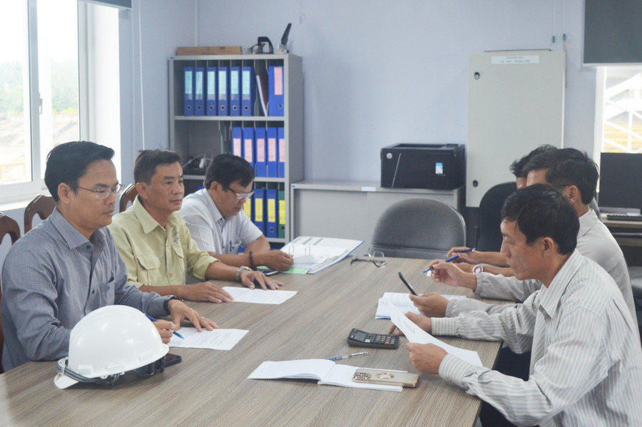 Hội ý xả điều tiết. Ảnh: Hoàng Anh Phượng