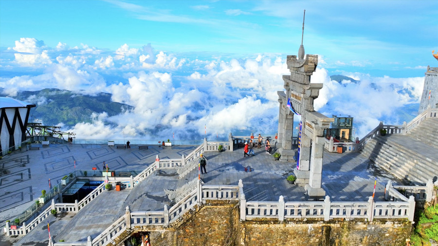 Mùa này, du khách kháo nhau nhất định phải đến Sa Pa, để được trải nghiệm cảm giác như đi dạo trên bầu trời. Dù khung cảnh và tiết trời ở Fansipan mùa này có phần khó đoán, khi là mây phủ hay trời trong, cũng khiến du khách nao lòng trước vẻ đẹp diệu kỳ của thiên nhiên. Mùa này, du khách kháo nhau nhất định phải đến Sa Pa, để được trải nghiệm cảm giác như đi dạo trên bầu trời. Dù khung cảnh và tiết trời ở Fansipan mùa này có phần khó đoán, khi là mây phủ hay trời trong, cũng khiến du khách nao lòng trước vẻ đẹp diệu kỳ của thiên nhiên.