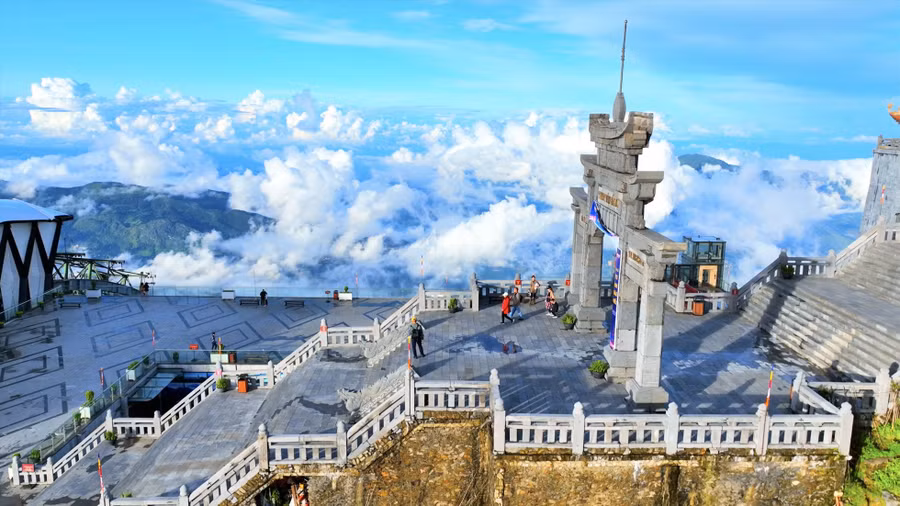 Mùa này, du khách kháo nhau nhất định phải đến Sa Pa, để được trải nghiệm cảm giác như đi dạo trên bầu trời. Dù khung cảnh và tiết trời ở Fansipan mùa này có phần khó đoán, khi là mây phủ hay trời trong, cũng khiến du khách nao lòng trước vẻ đẹp diệu kỳ của thiên nhiên.