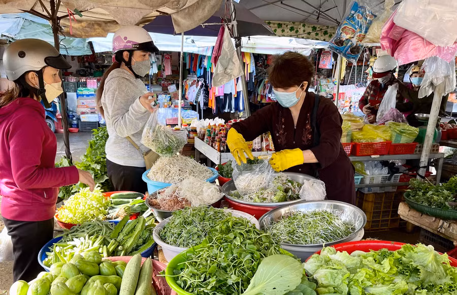 Do ảnh hưởng của mưa bão, nguồn cung ít nên giá rau xanh tăng khá cao. Ảnh: Vũ Thảo