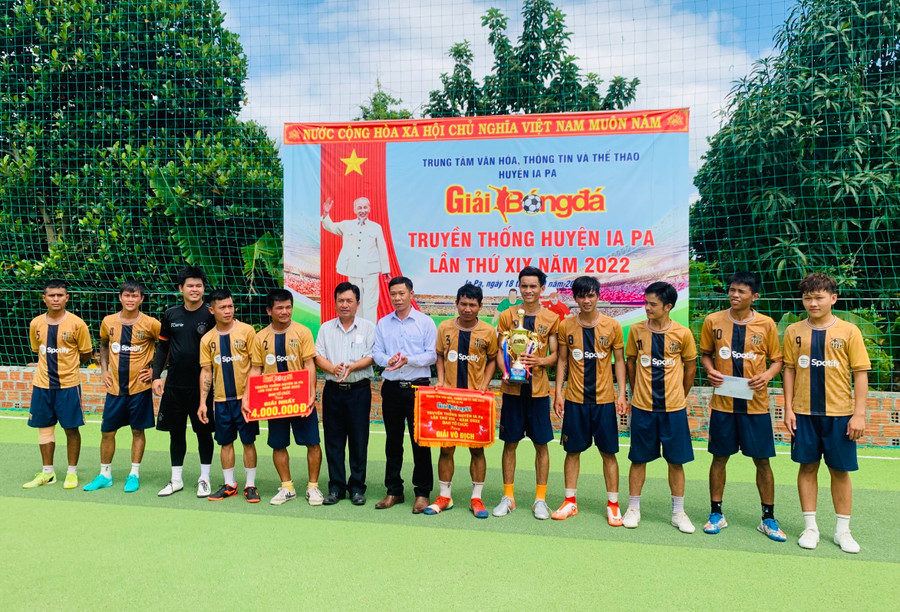 Công ty TNHH một thành viên Đức Minh Hưng xuất sắc giành chức vô địch Giải bóng đá truyền thống huyện Ia Pa lần thứ XIX năm 2022. Ảnh: Vũ Chi Công ty TNHH một thành viên Đức Minh Hưng xuất sắc giành chức vô địch Giải bóng đá truyền thống huyện Ia Pa lần thứ XIX năm 2022. Ảnh: Vũ Chi