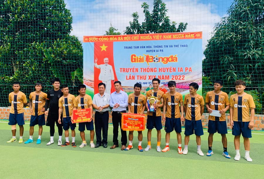 Công ty TNHH một thành viên Đức Minh Hưng xuất sắc giành chức vô địch Giải bóng đá truyền thống huyện Ia Pa lần thứ XIX năm 2022. Ảnh: Vũ Chi