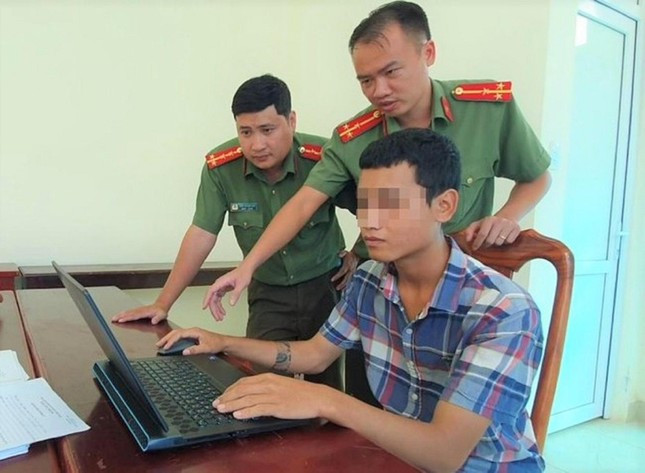 Y'H.B. tại Cơ quan Công an tỉnh Đak Lak. Ảnh Báo Tiền Phong