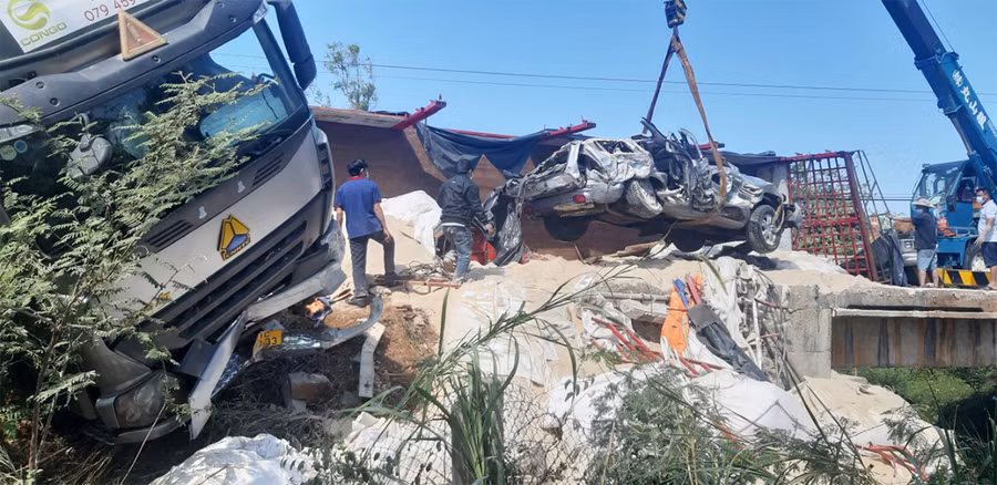  Lực lượng chức năng thực hiện công tác cứu nạn, cứu hộ tại hiện trường vụ tai nạn giữa xe đầu kéo và xe ô tô trên địa bàn huyện Chư Prông. Ảnh: Lê Anh