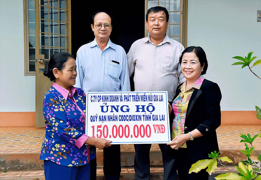 Bà Nguyễn Thị Sen (bìa phải)-Chủ tịch Hiệp hội Doanh nghiệp tỉnh, Giám đốc Công ty cổ phần Kinh doanh và Phát triển Miền núi tích cực tham gia các hoạt động an sinh xã hội. Ảnh: Đức Thụy